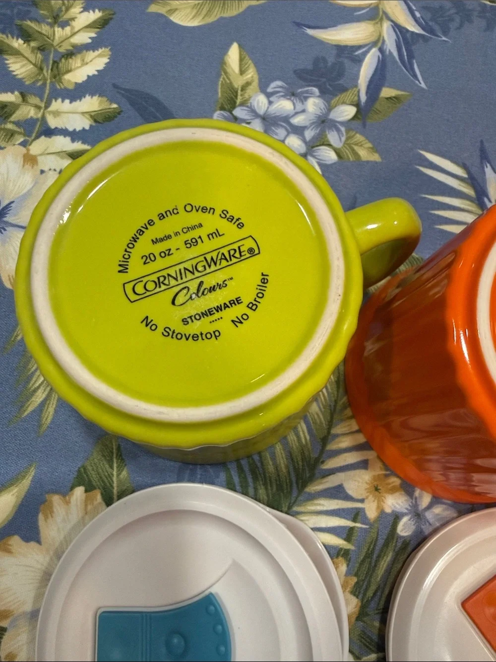 Set of Two Corningware 20 OZ Mugs with Snap Lids Lime Green & Bright Orange